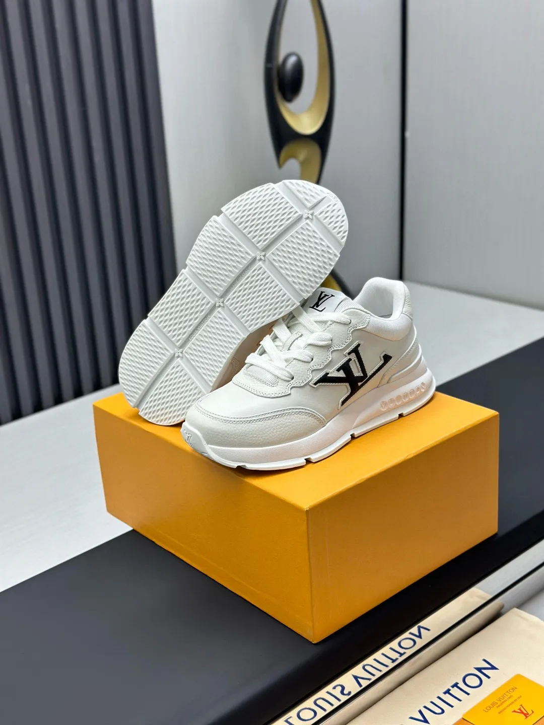 Factory price: 640💰Top version LV-Louis Vuitton-classic catwalk new style original 1:1 developed replica! ! The upper foot is very comfortable. It is made of luxurious materials and fine workmanship. The midsole is printed with English letters "Made in Europe". The upper is made of calfskin imported from Italy. The side is decorated with the brand's LOGO and signature. The latest latex foot pads and mesh lining make the foot feel super comfortable. The original two-color TPU combination outsole is specially provided by the original factory. Bag technology Goodyear stitched edges Fabric: Exclusive custom first-layer cowhide Accessories: Exclusive private model Vuitton logo, lining: Customized silk mesh lining - first-layer silk cowhide lining Outsole: TPU combination outsole wear-resistant, non-slip and anti-yellowing Foot pads: new latex pads-mesh sweat-absorbent Counter technology: fully computerized sewing machine wire drawing Toe box back cover Hot and cold shaping Full set of pull-top last with medium and low logo pattern Counter packaging - Shoelaces, certificates, cards, instructions, certificates, dust bags, the most complete packaging on the Internet, men's size: 38-46 (38/46 customized, non-refundable!)
